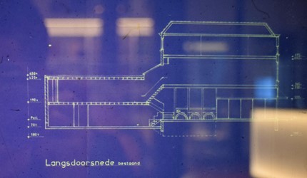 <p>Langsdoorsnede over het voorhuis en de aanbouw. De tekening geeft de situatie weer zoals die kort na 1973 gerealiseerd zal zijn (Stadsarchief Kampen).</p>
